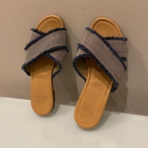 Stuart Weitzman lightly used slids Size 7